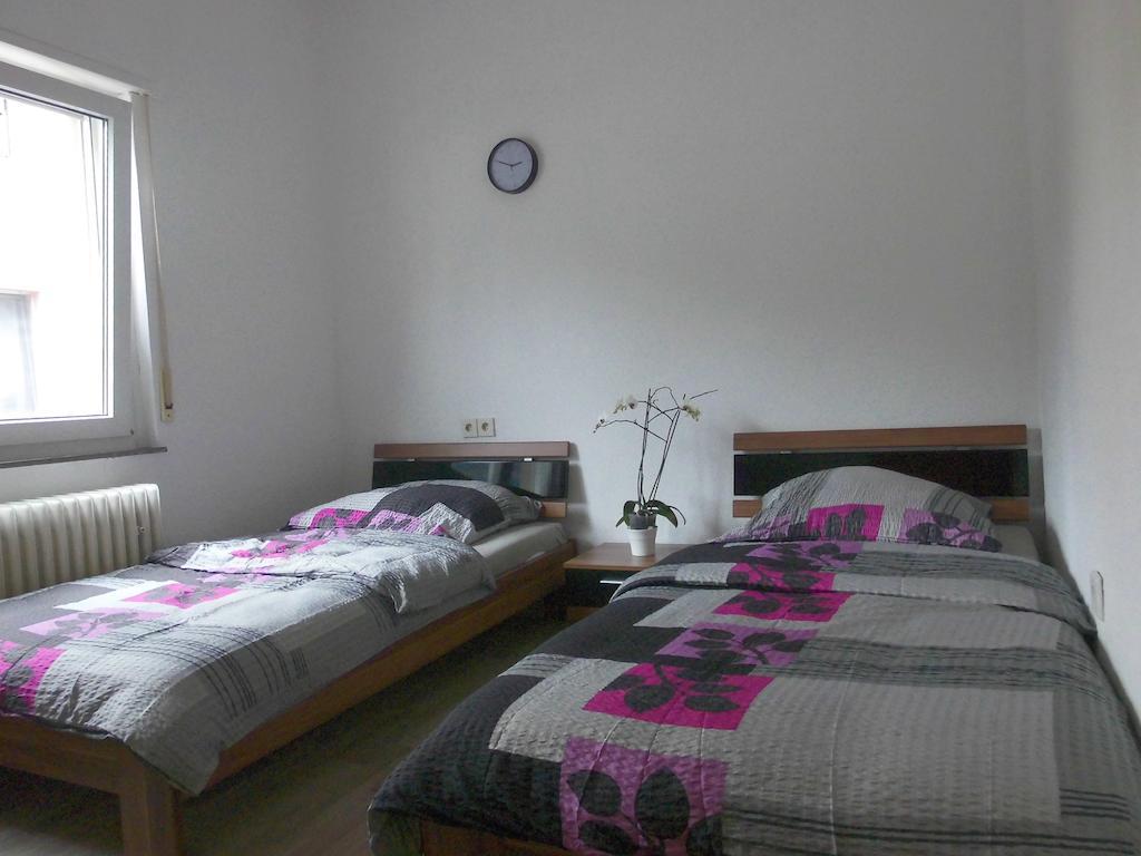 Frankfurt Airport & Fair Apartment كلسترباخ الغرفة الصورة